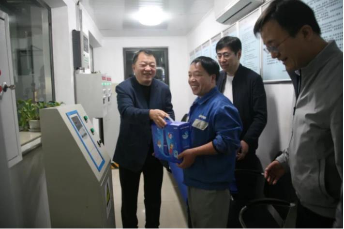 球速体育股份董事长邢雅江慰问一线生产员工