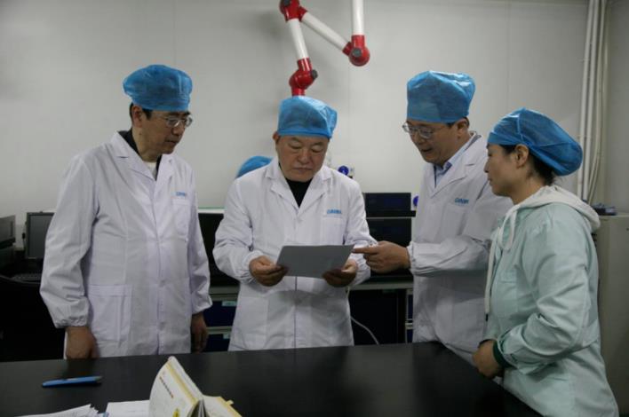 球速体育股份董事长邢雅江慰问一线生产员工